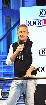 Kevin Costner bei XXXLutz Aschheim (©Foto: Nathalie Tandler)